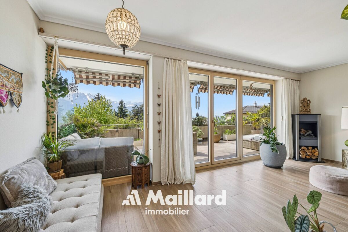 Helles Wohnzimmer mit Terrasse und Bergblick