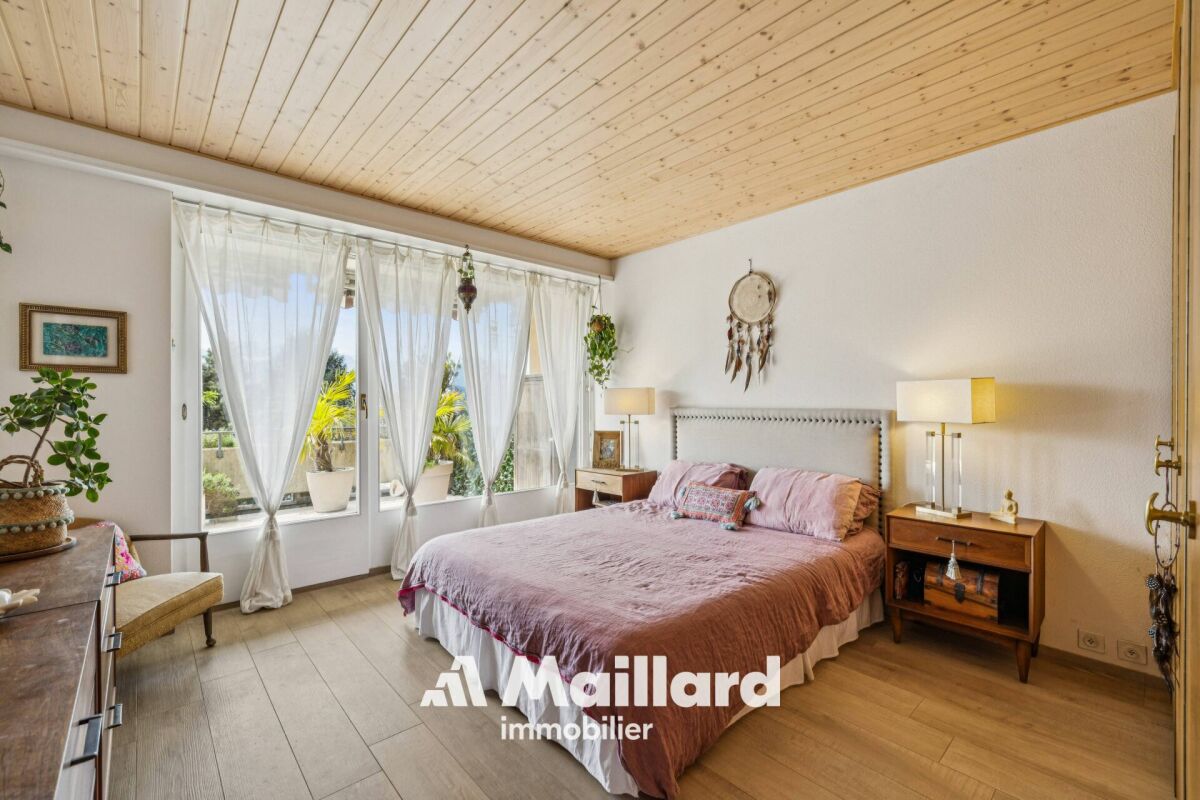 Helles Schlafzimmer mit Holzbalkendecke