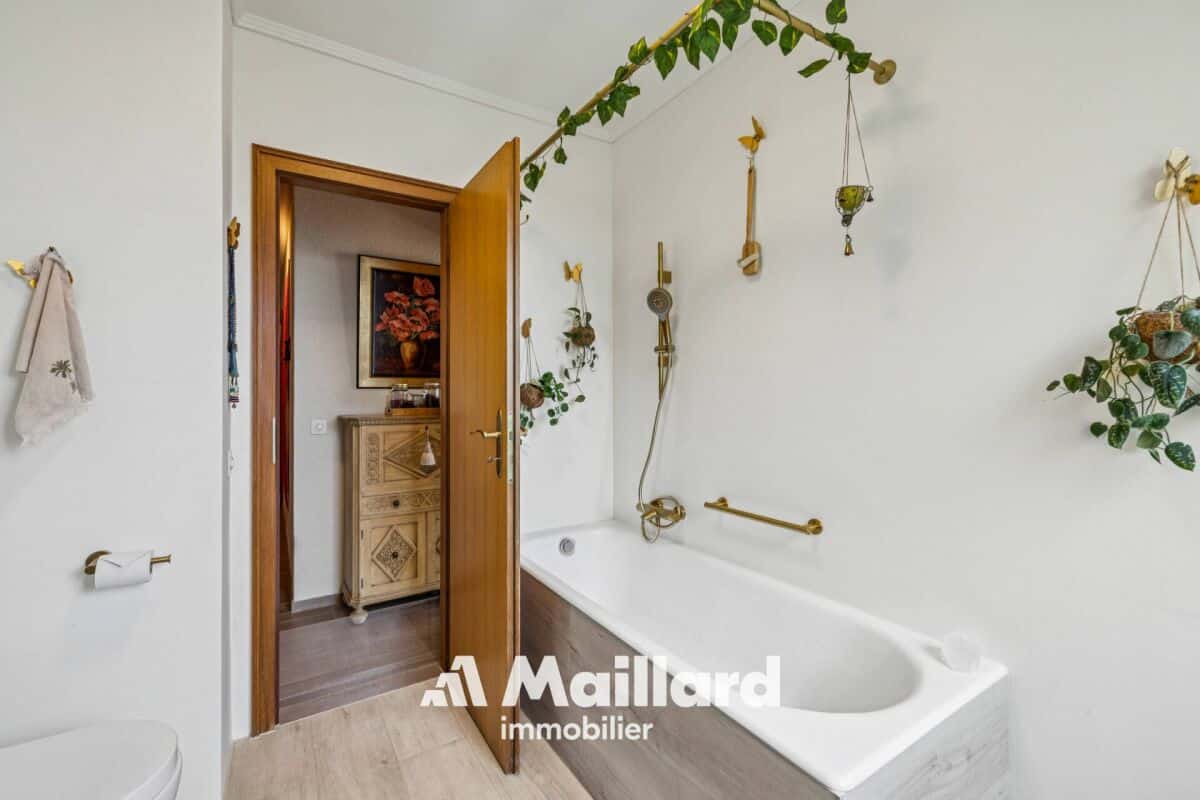 Badezimmer mit Badewanne und Naturdekor