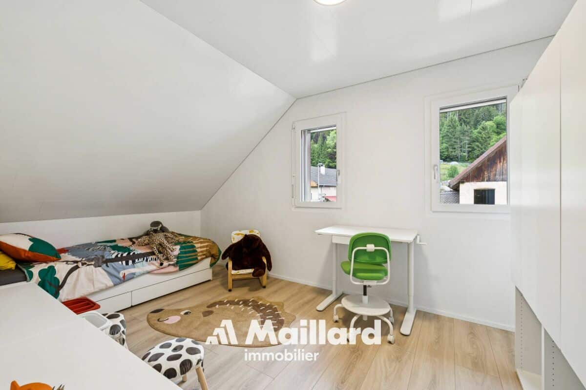 Dachzimmer mit Kinderzimmer-Einrichtung