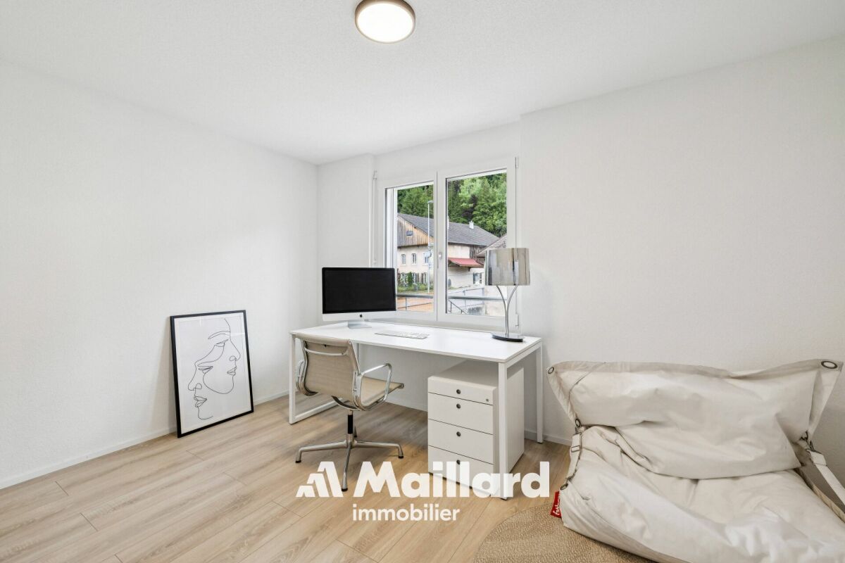 Helles Arbeitszimmer mit Schreibtisch am Fenster