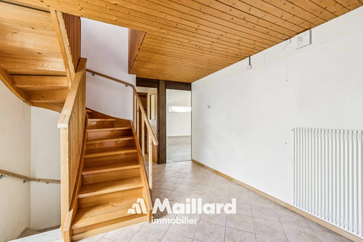Treppenhaus mit Holztreppe