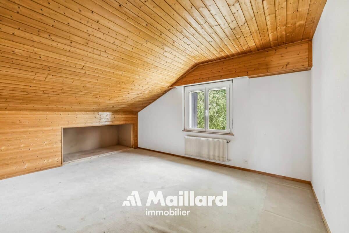 Dachgeschosszimmer mit Holzdecke