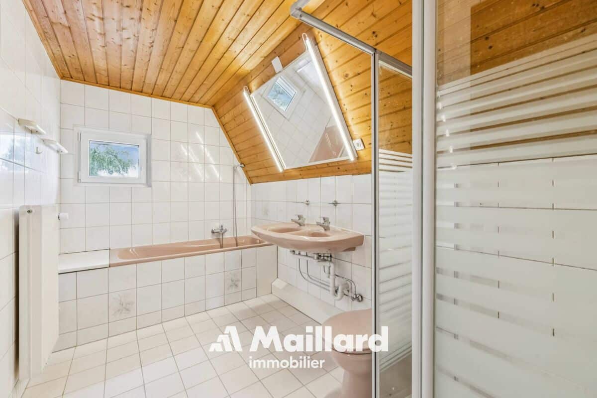 Badezimmer mit Dachschräge