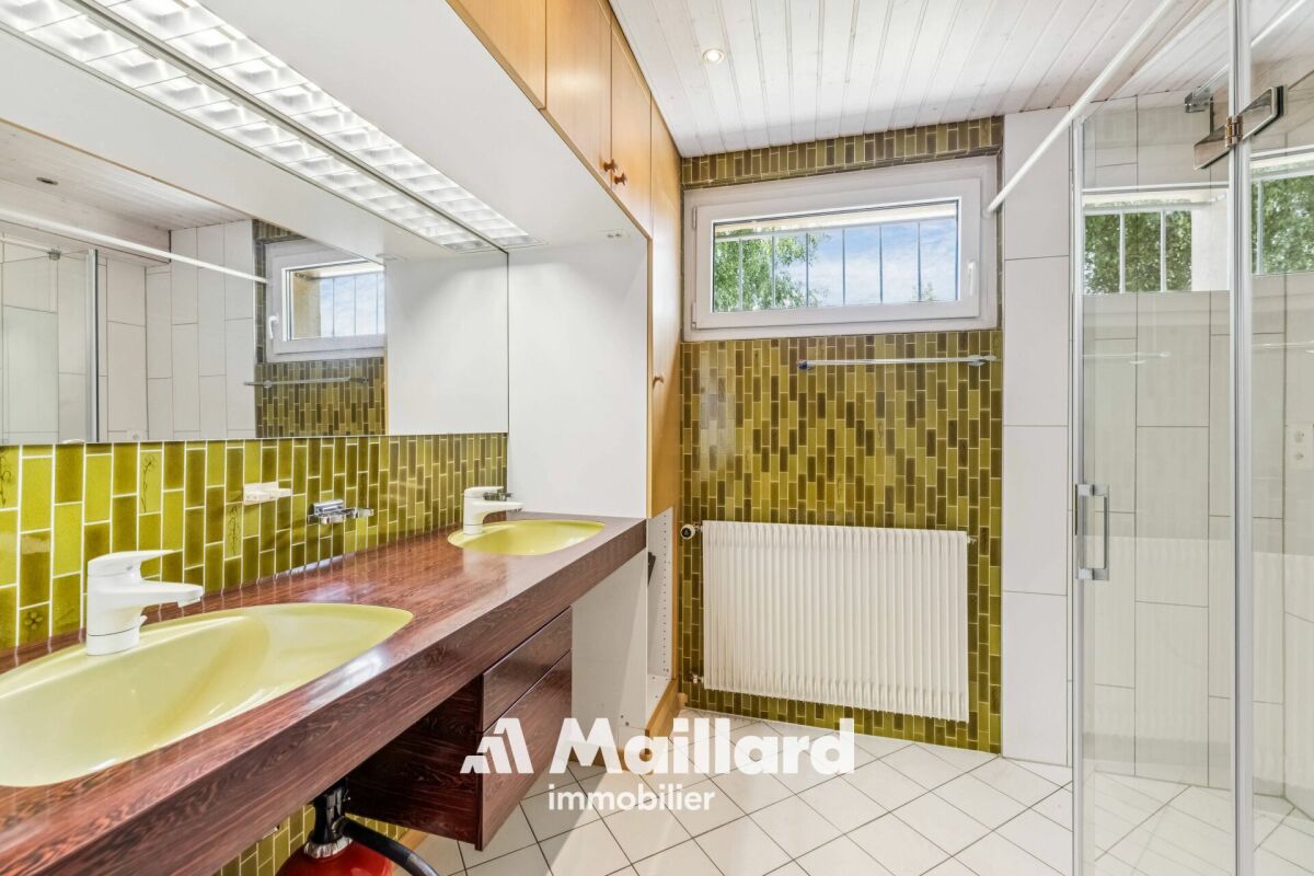 Badezimmer mit Doppelwaschbecken und Dusche
