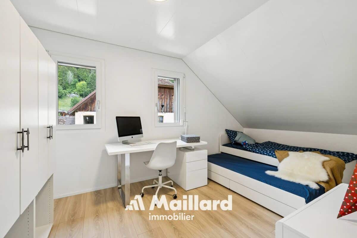 Helles Dachzimmer mit Arbeitsplatz und Einzelbett
