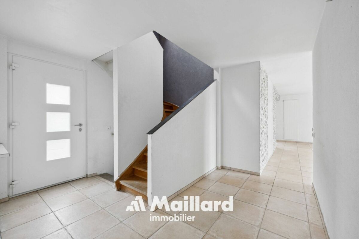 Heller Eingangsbereich mit Treppe