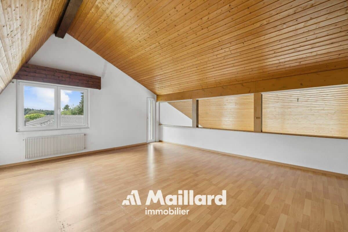 Großer leerer Dachraum mit Holzdecke