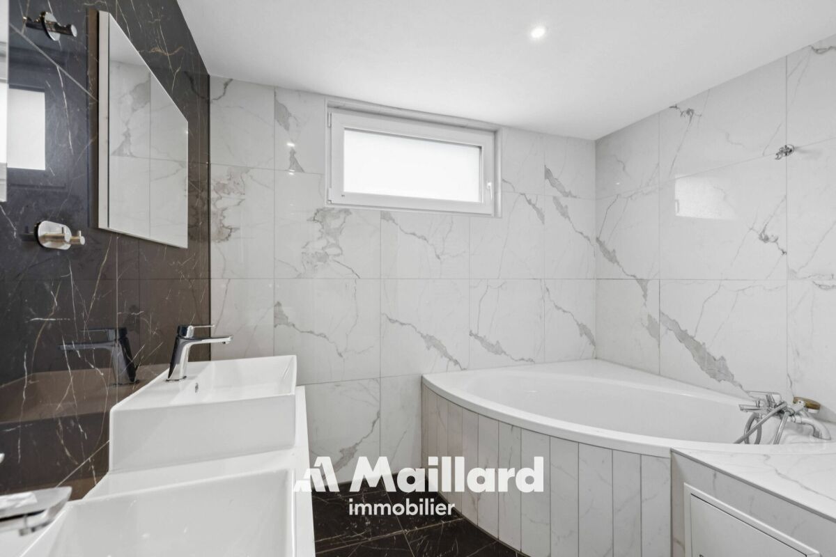 Modernes Badezimmer mit Badewanne und Marmoroptik