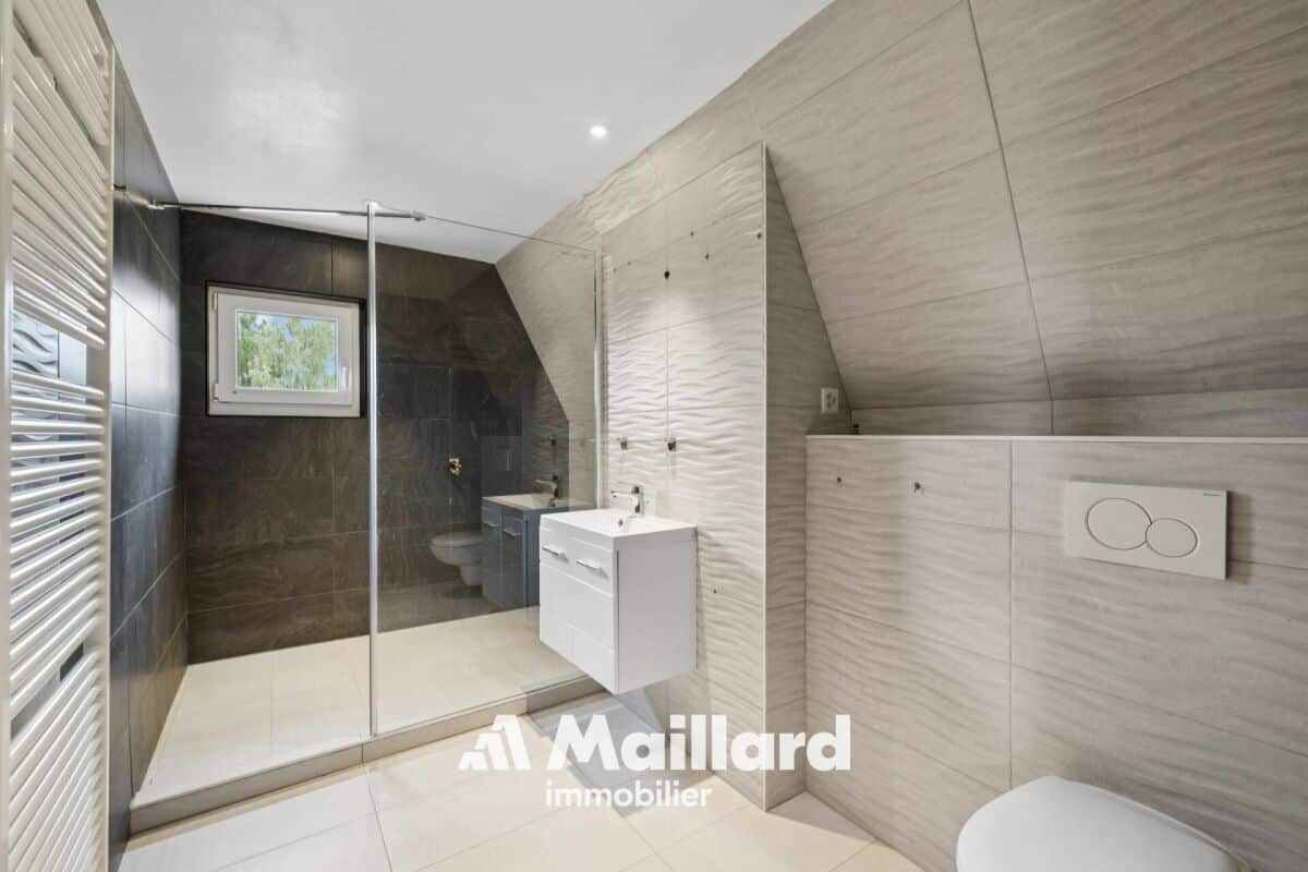 Modernes Badezimmer mit Walk-in-Dusche