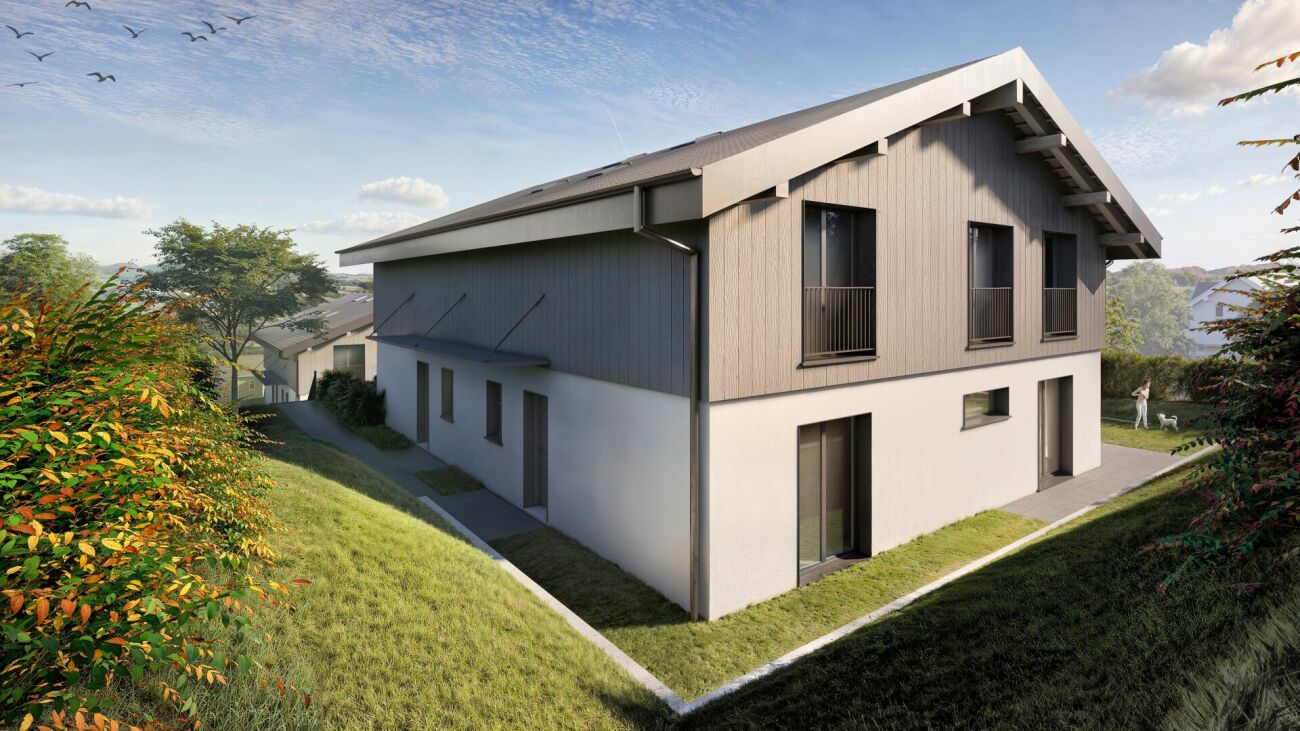 Modernes Einfamilienhaus mit geneigtem Dach und Gartenansicht