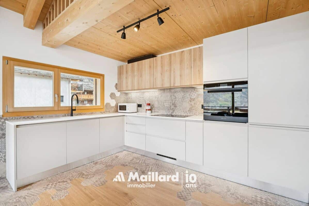 Moderne Einbauküche mit Holzdecke