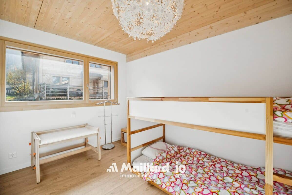 Kinderzimmer mit Hochbett und Holzdecke
