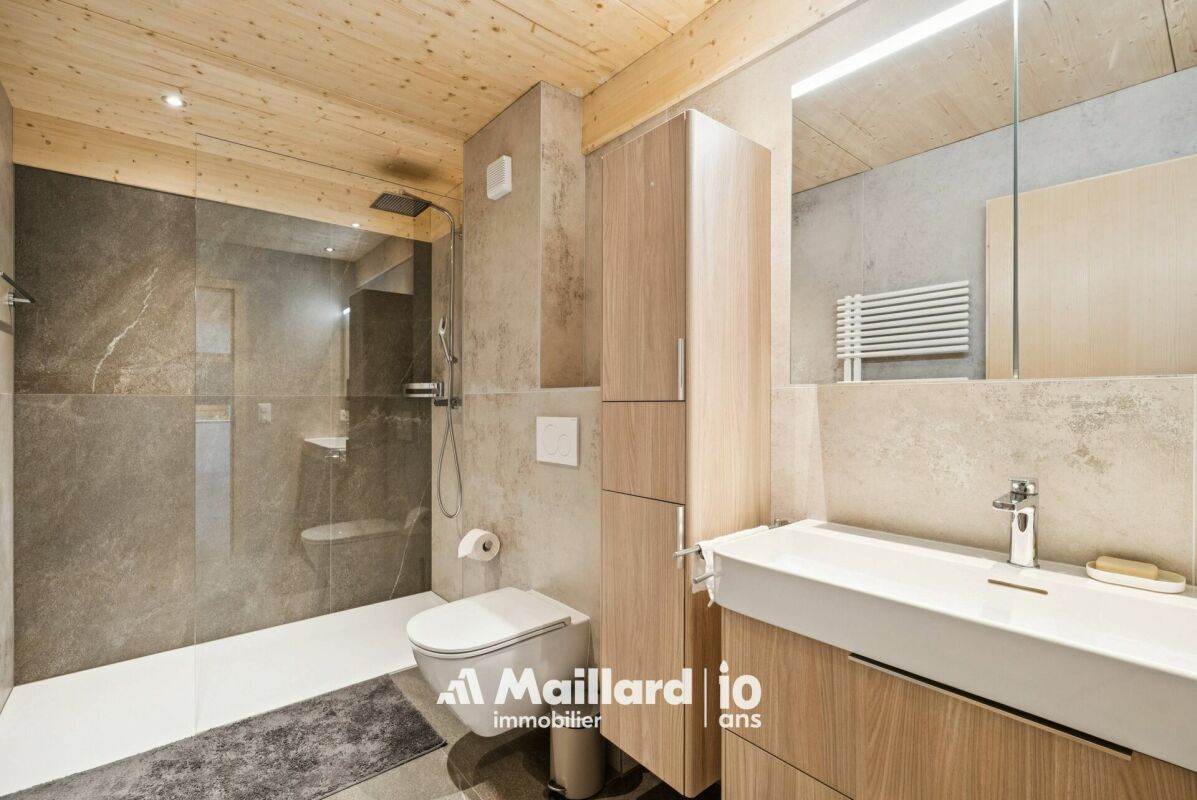 Modernes Badezimmer mit Dusche und Holzdekor