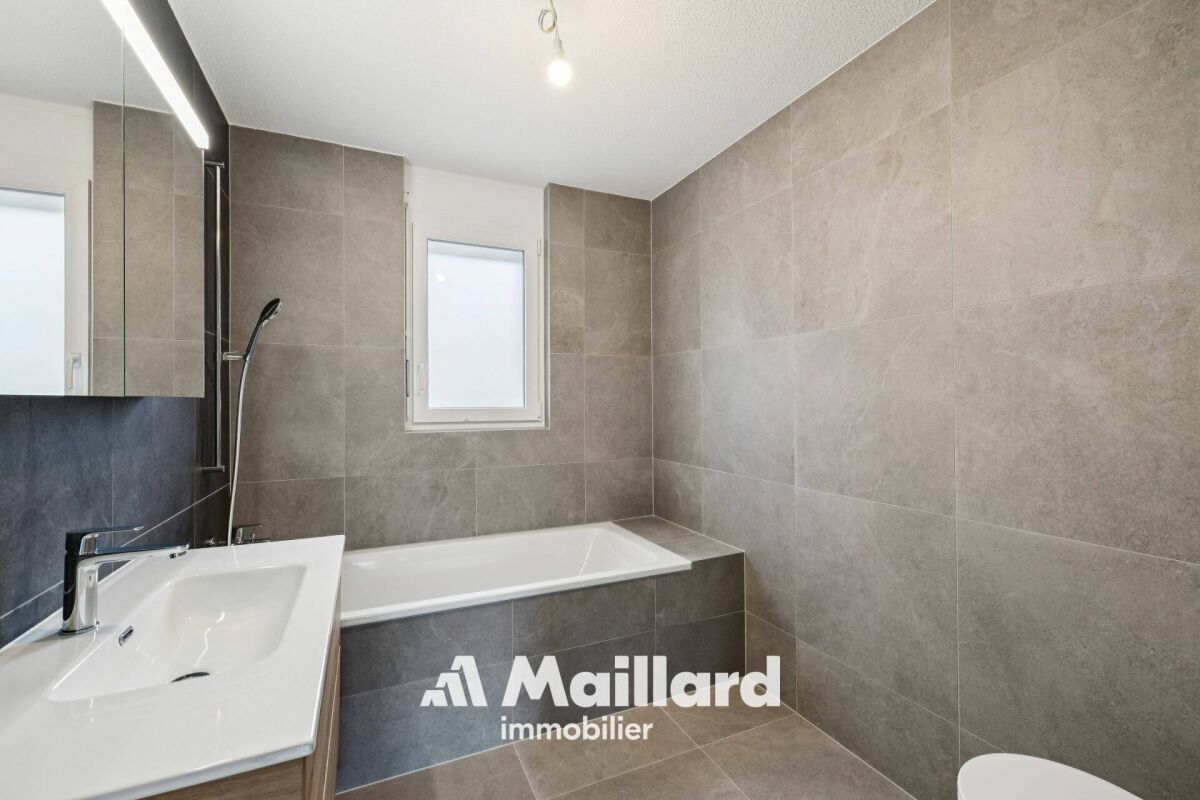 Modernes Badezimmer mit Badewanne und Waschtisch