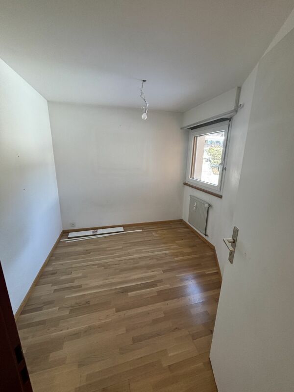 Leerer kleiner Raum mit Fenster