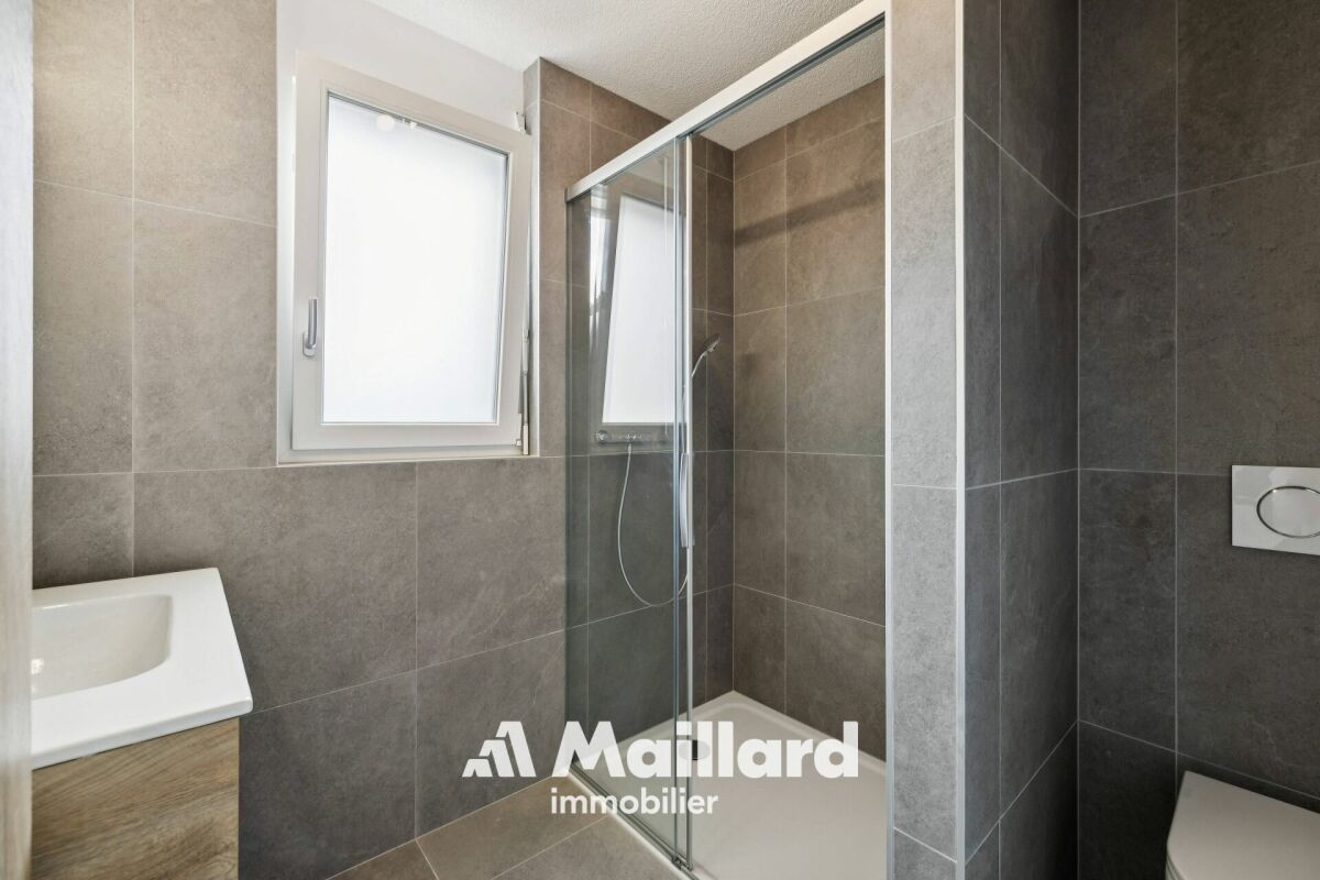 Modernes Badezimmer mit Dusche und Fenster