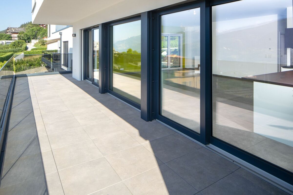 Moderne Terrasse mit großen Glasfronten