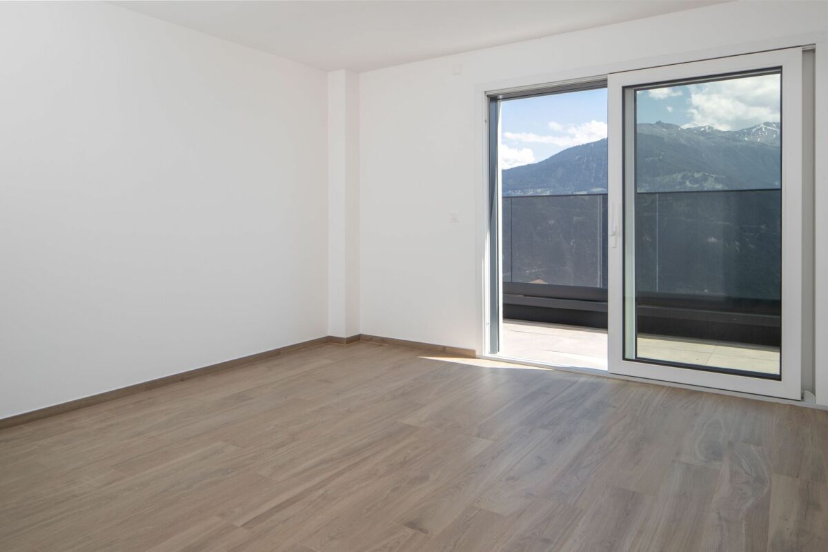 Leeres modernes Zimmer mit Balkonblick