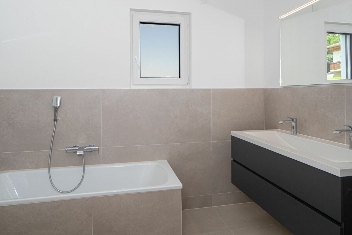 Modernes Badezimmer mit Badewanne und Doppelwaschtisch