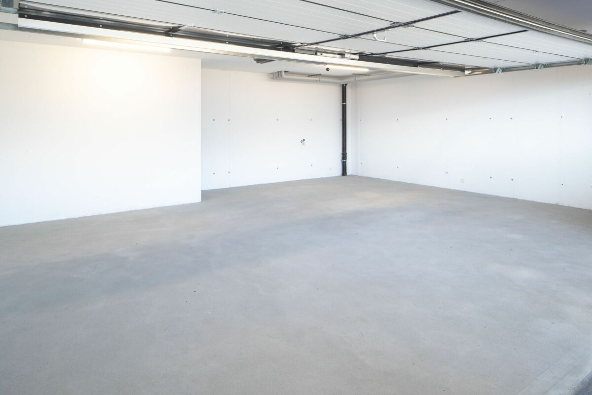 Leere Garage mit Betonboden