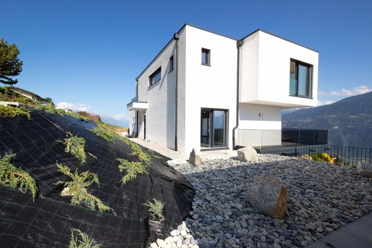 Modernes Einfamilienhaus mit Hanglage und Bergblick