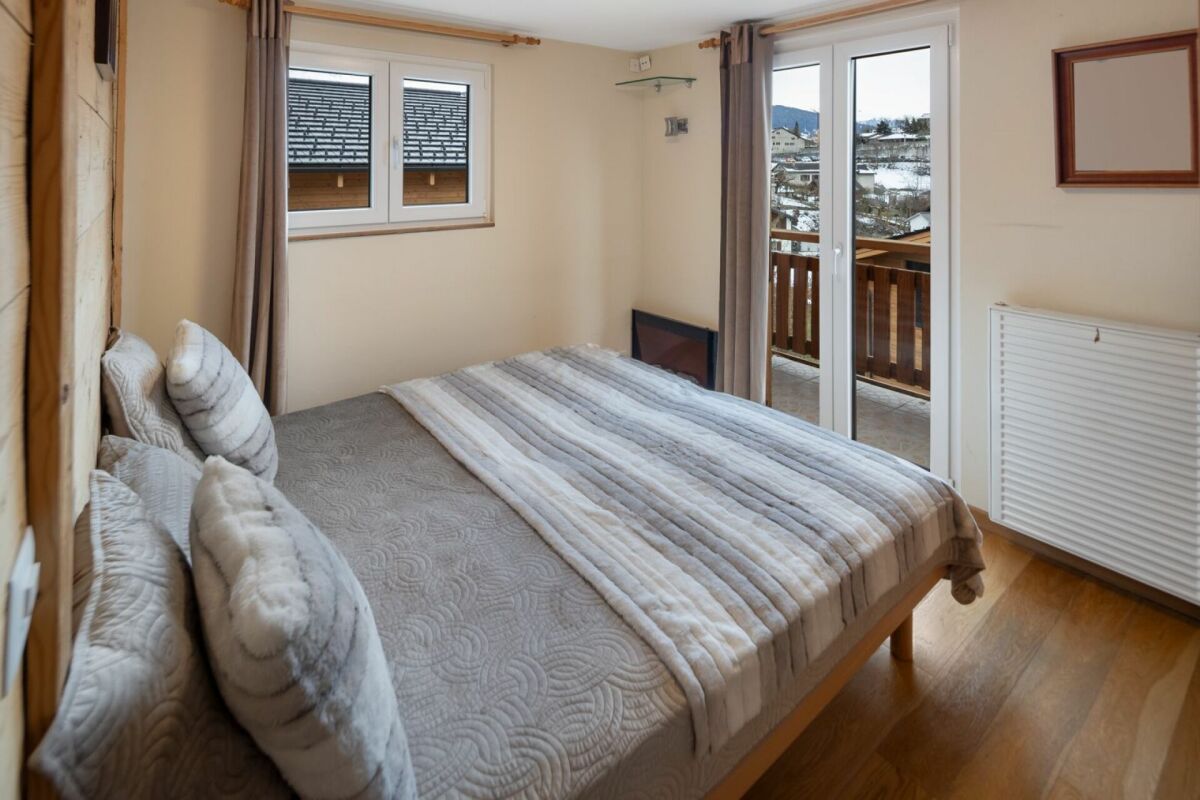Schlafzimmer mit Balkonblick