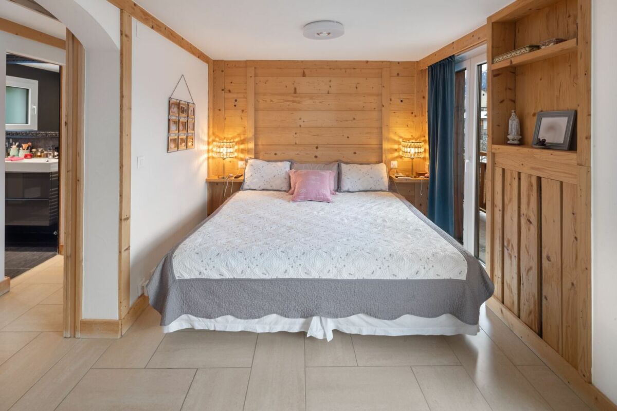 Gemütliches Schlafzimmer mit Holzverkleidung
