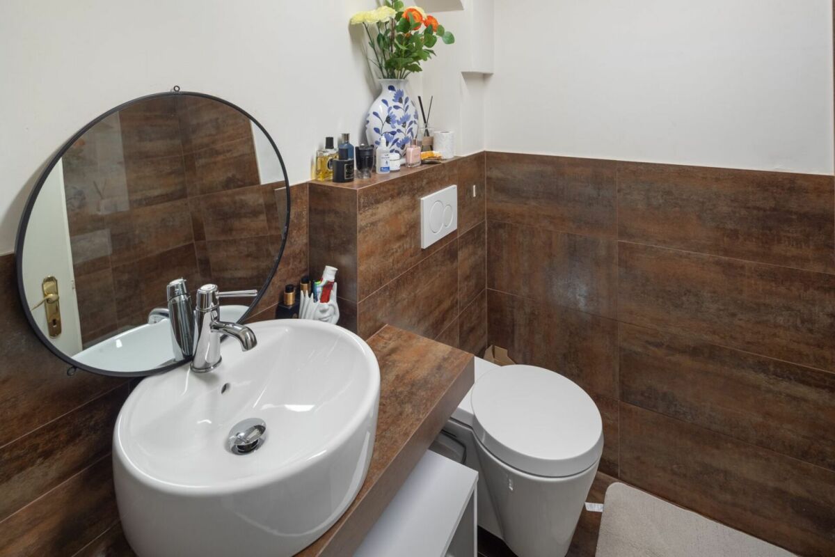 Gäste-WC mit rundem Aufsatzwaschbecken und WC
