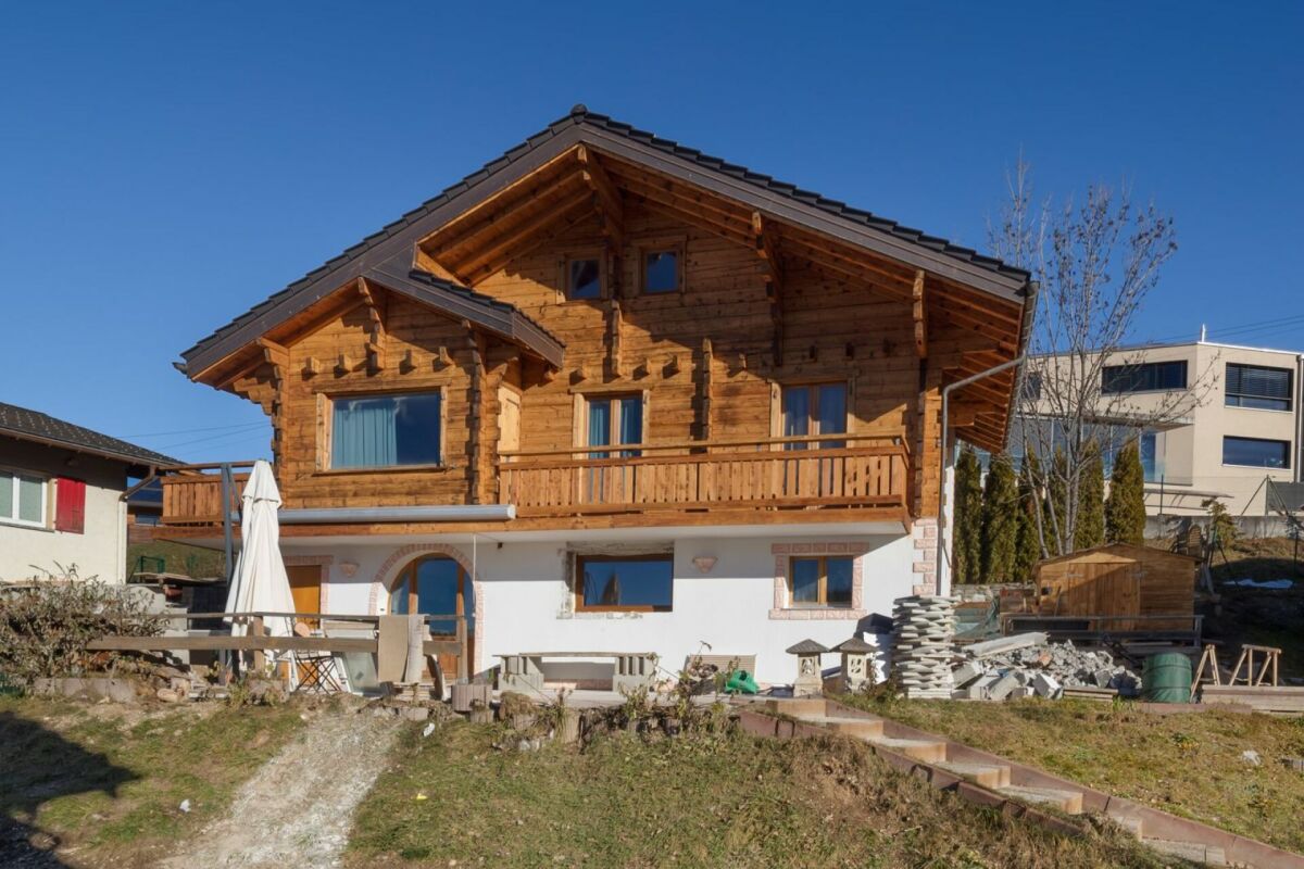 Holzchalet mit Terrasse