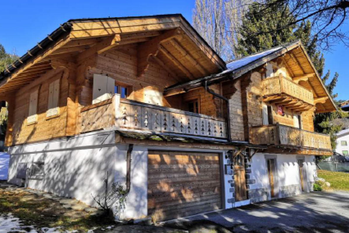 Holzchalet mit Balkonen