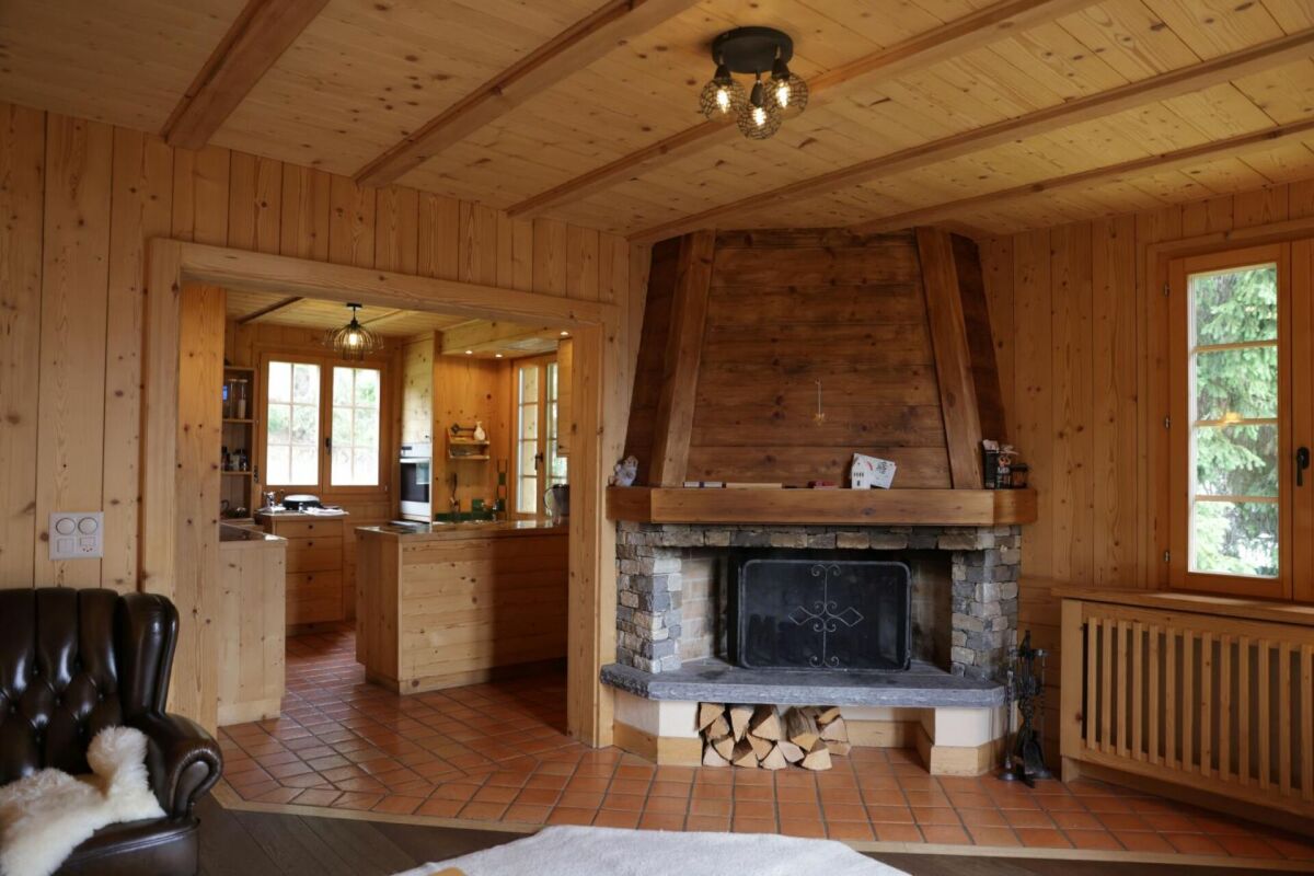 Gemütliches Holzwohnzimmer mit Kamin