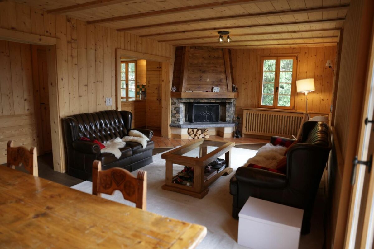Gemütliches Holzwohnzimmer mit Kamin