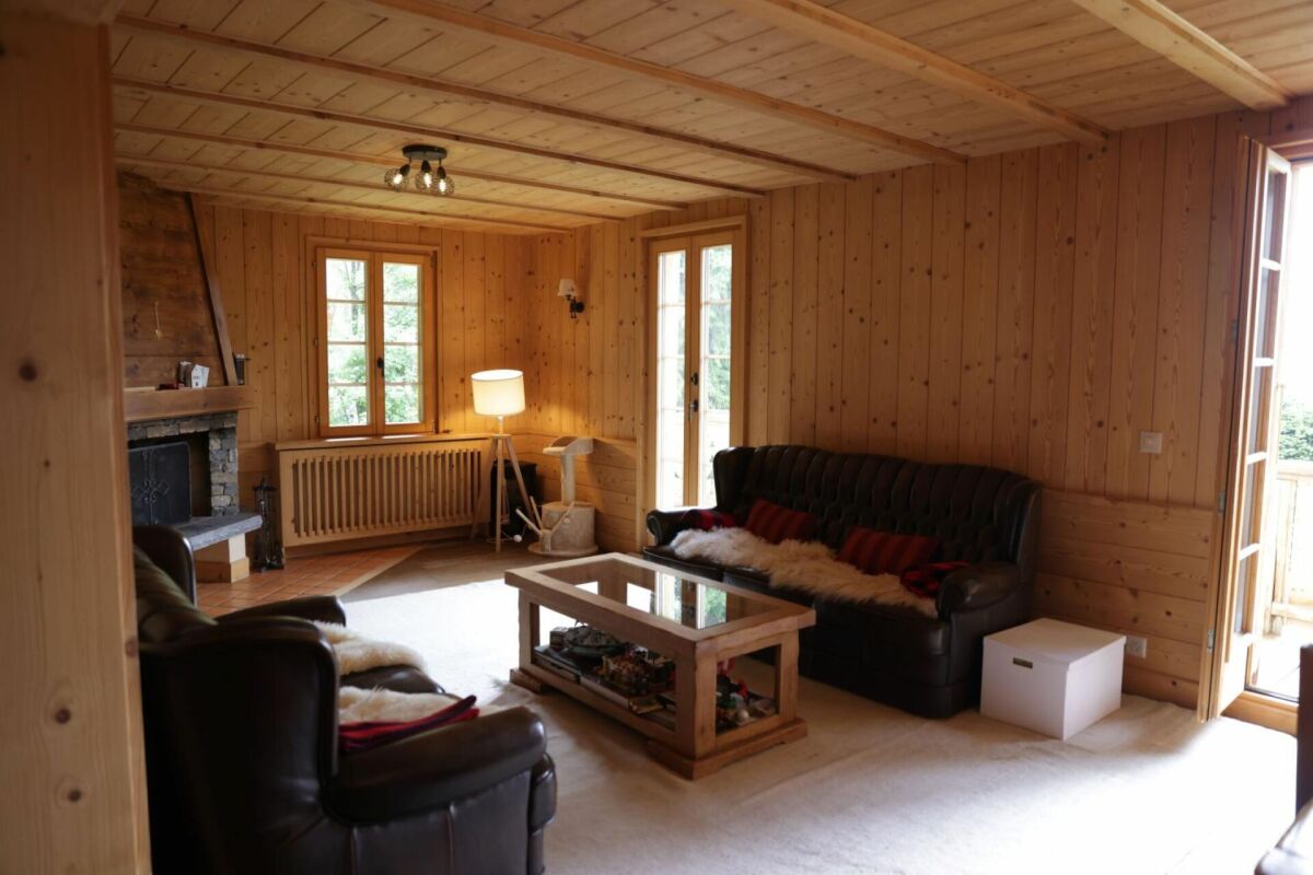Gemütliches Wohnzimmer mit Holzverkleidung