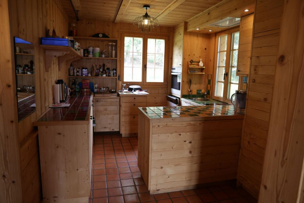 Rustikale Holzküche mit Terrakottaboden