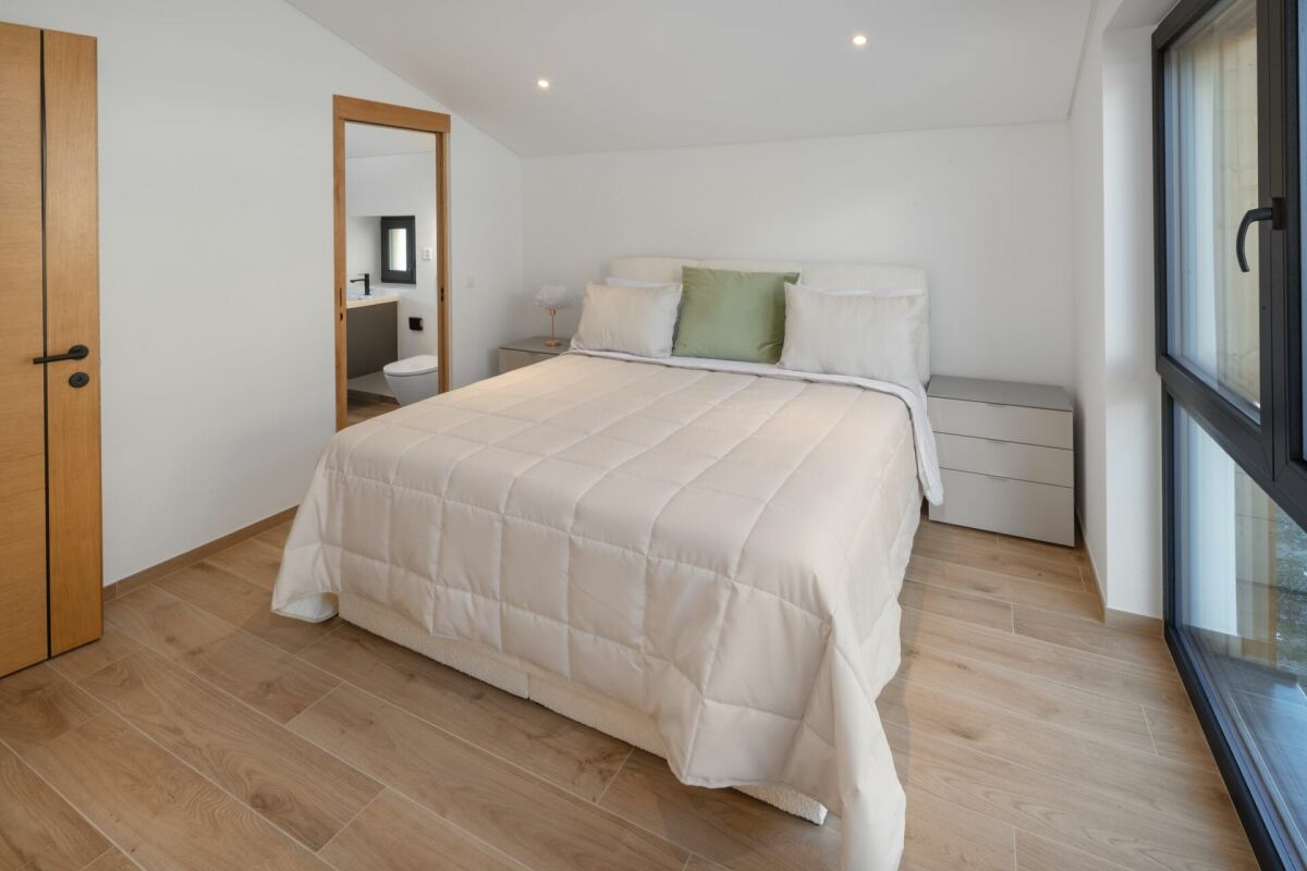 Modernes Schlafzimmer mit angrenzendem Bad