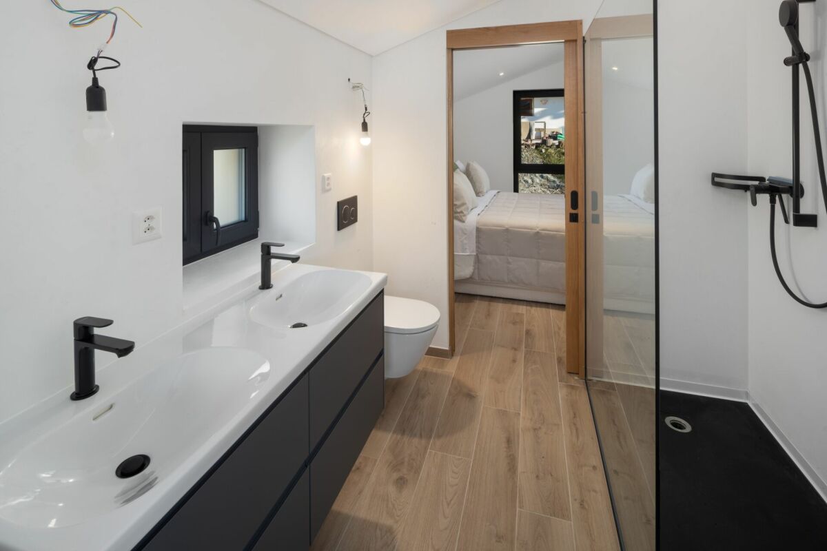 Modernes Bad mit angrenzendem Schlafzimmer