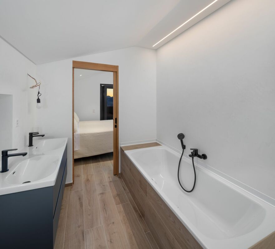 Modernes Badezimmer mit Wanne und Doppelwaschbecken