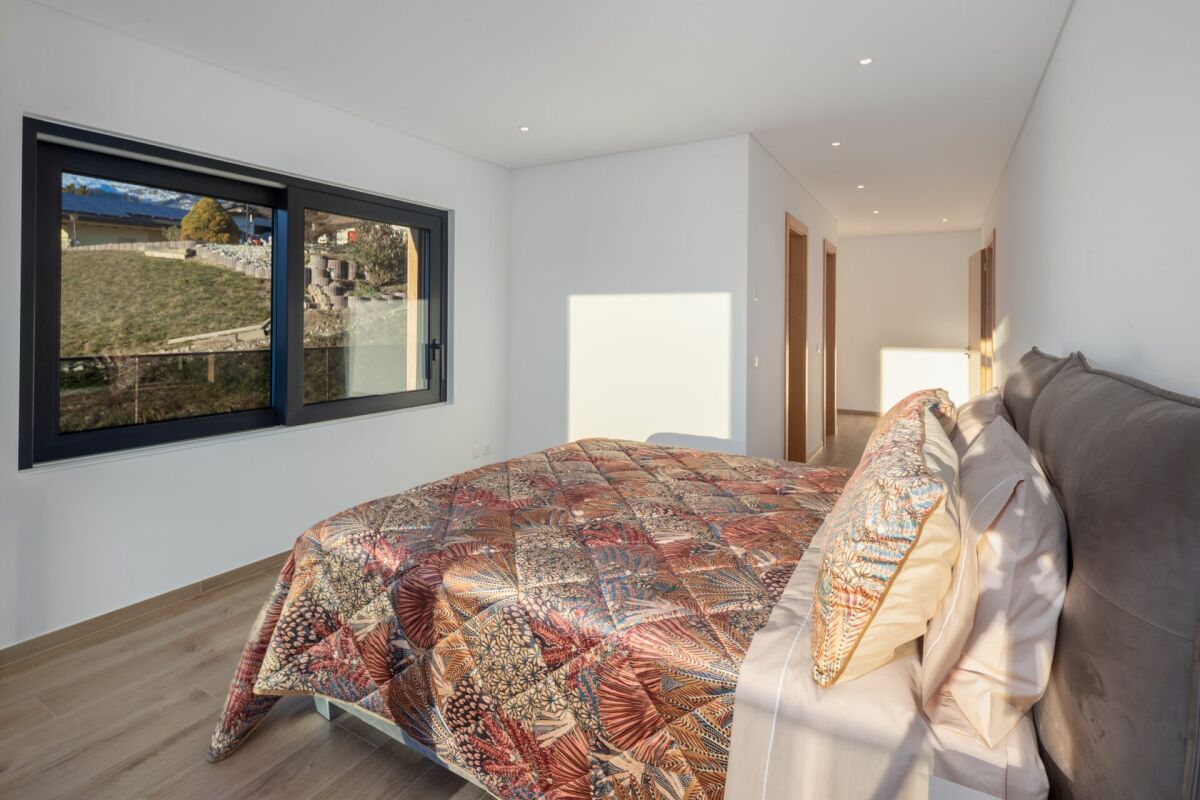 Helles Schlafzimmer mit großen Fenstern