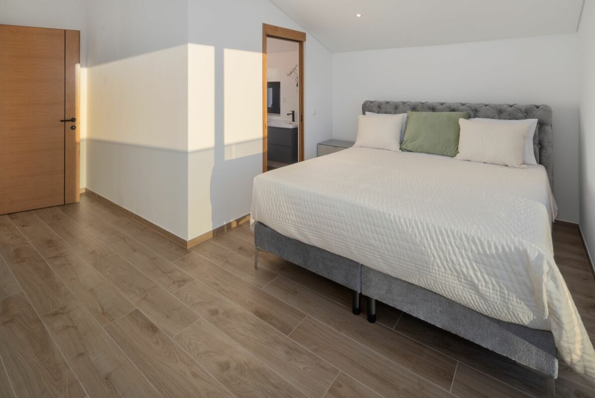 Helles Schlafzimmer mit Doppelbett