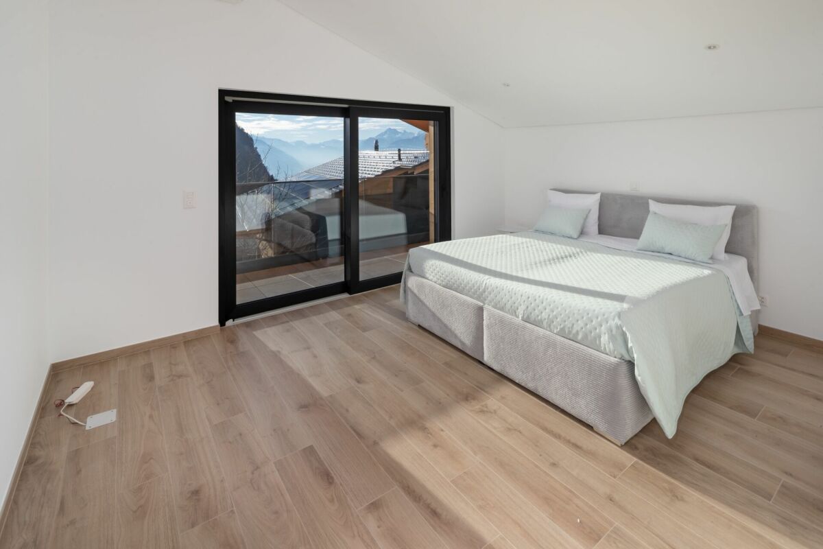 Helles Schlafzimmer mit Balkonblick