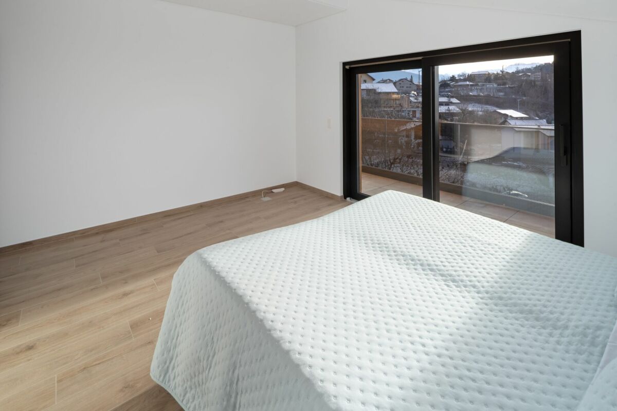 Helles Schlafzimmer mit Balkonblick