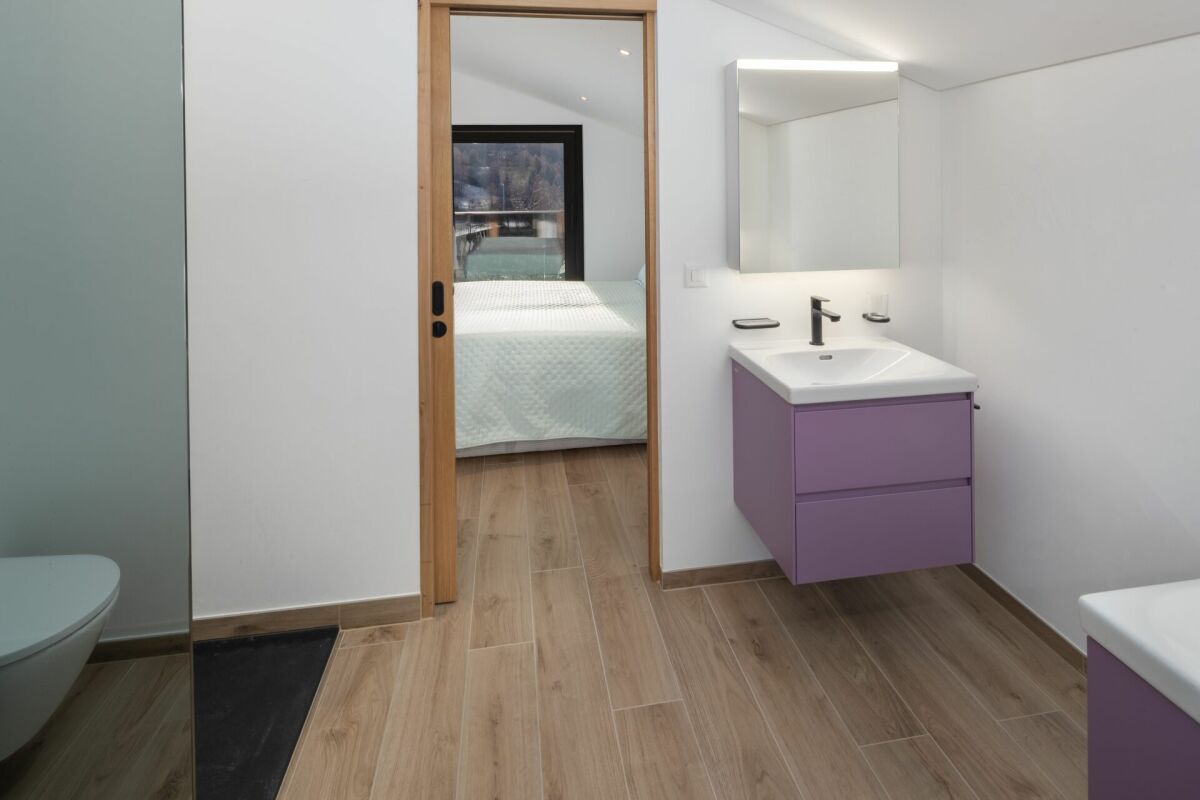 Modernes Bad mit Zugang zum Schlafzimmer