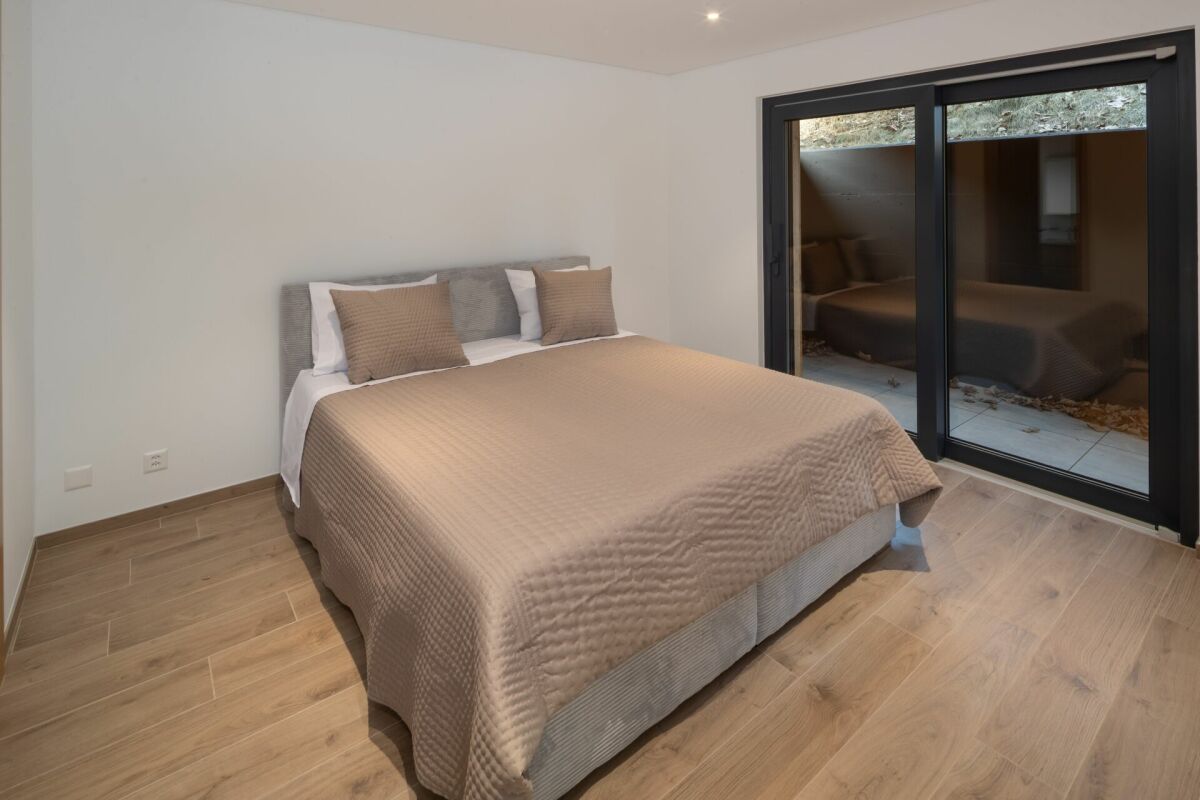Modernes Schlafzimmer mit Doppelbett
