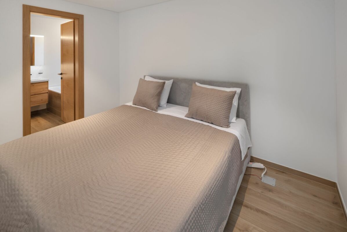 Schlafzimmer mit angeschlossenem Bad