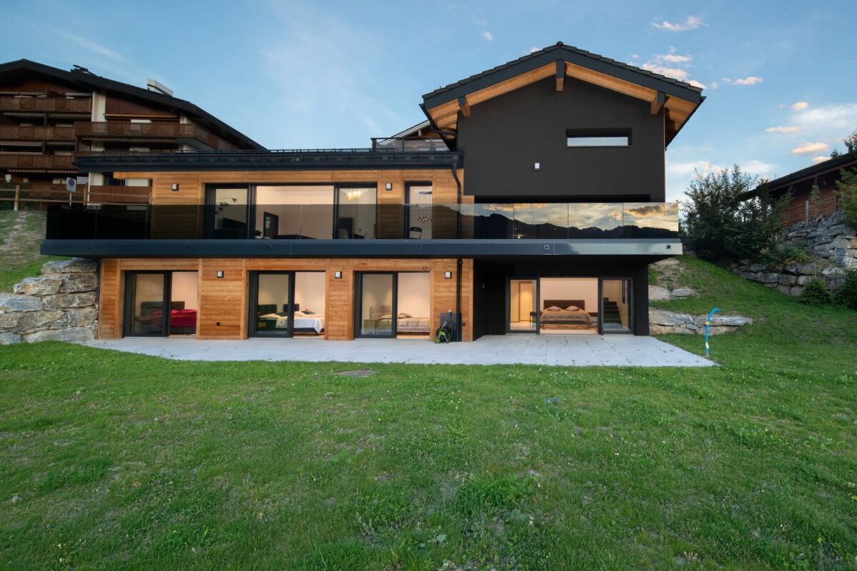 Moderner Chalet-Neubau mit Holzfassade