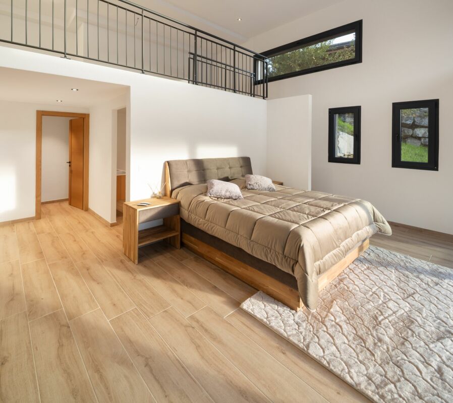 Modernes Schlafzimmer mit Galerie