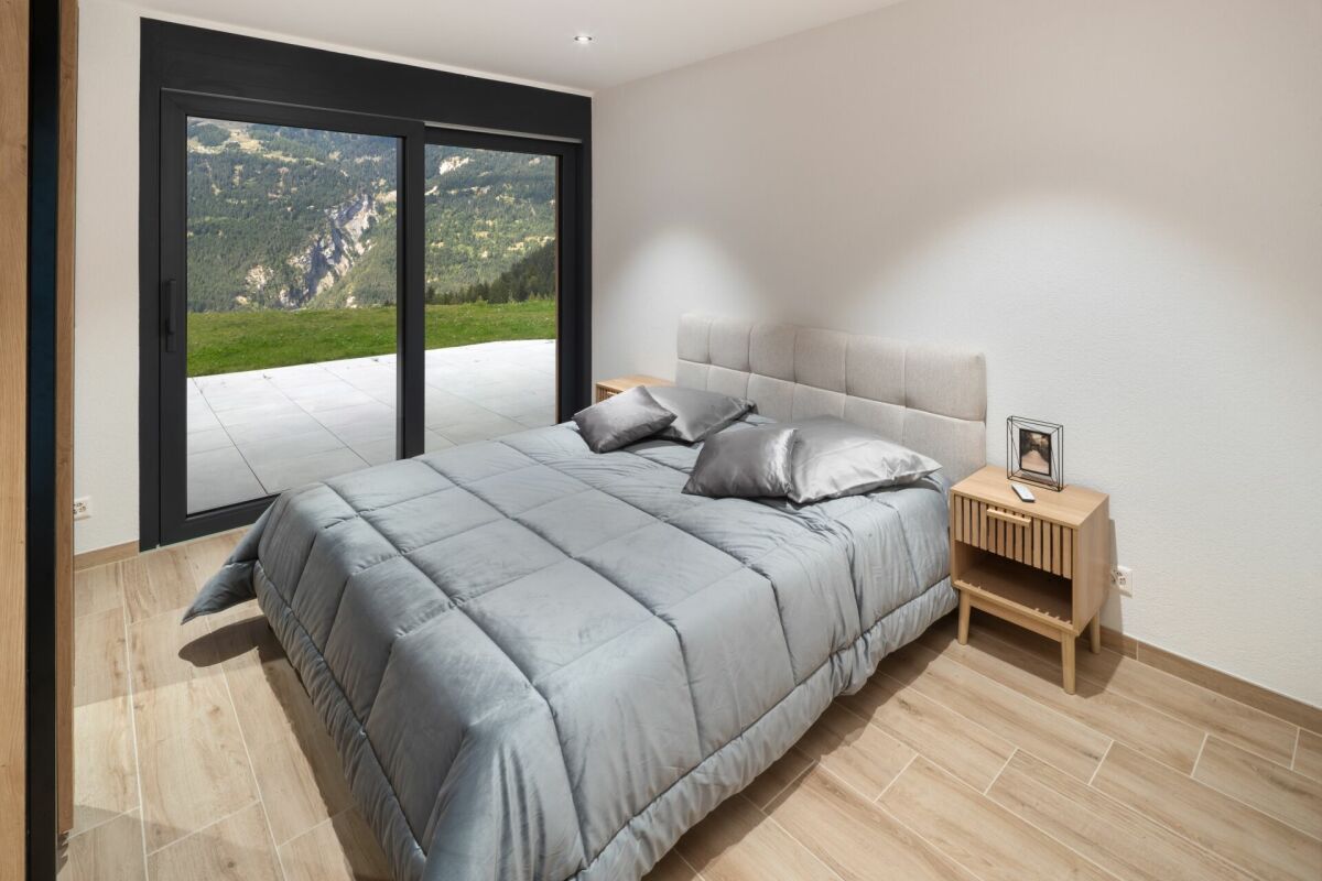 Modernes Schlafzimmer mit Bergblick