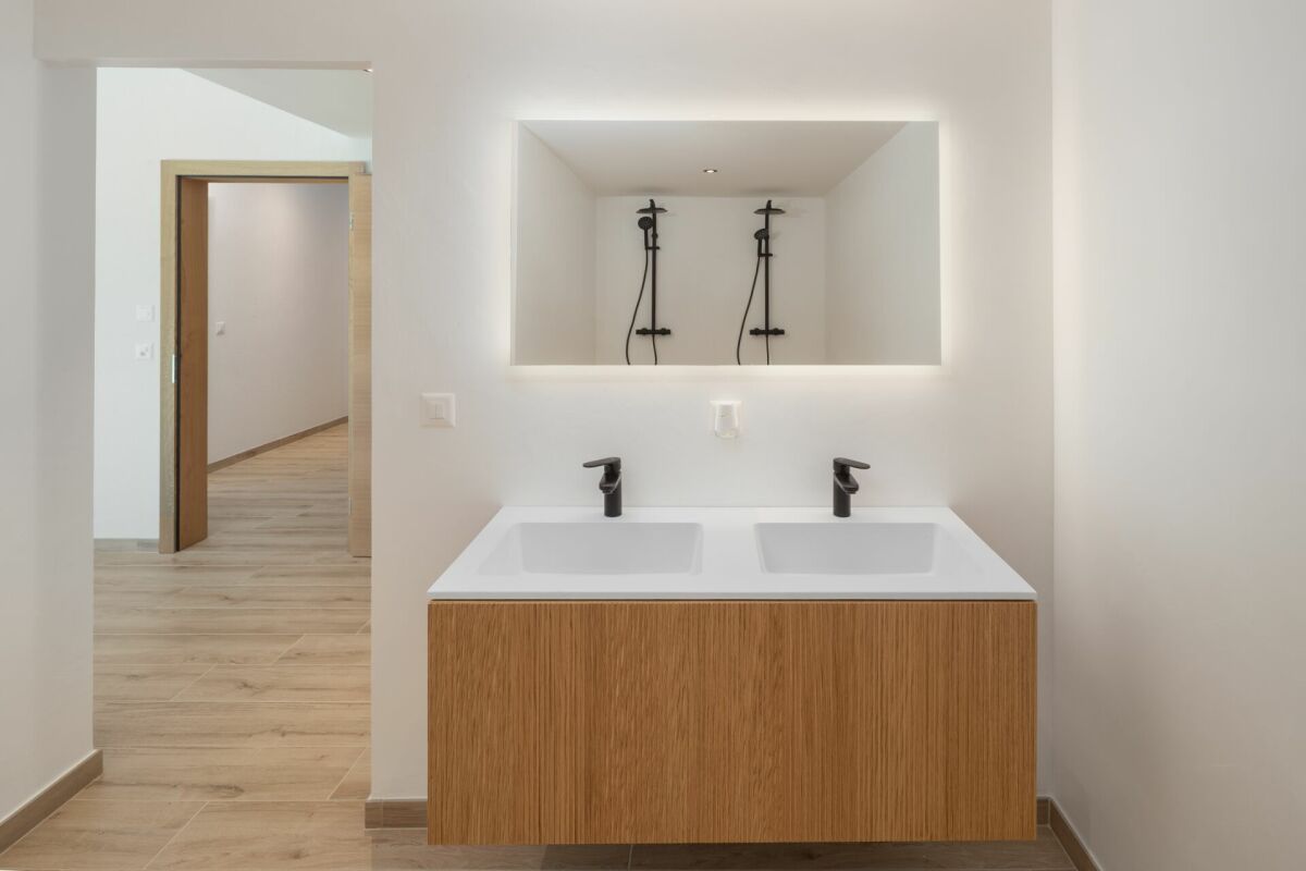 Modernes Badezimmer mit Doppelwaschtisch