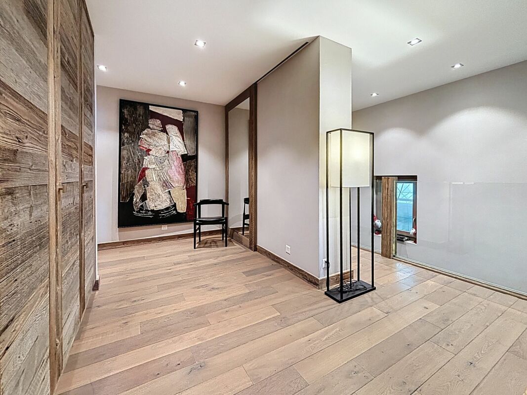 Moderner Flur mit Holzparkett und Kunstwerk